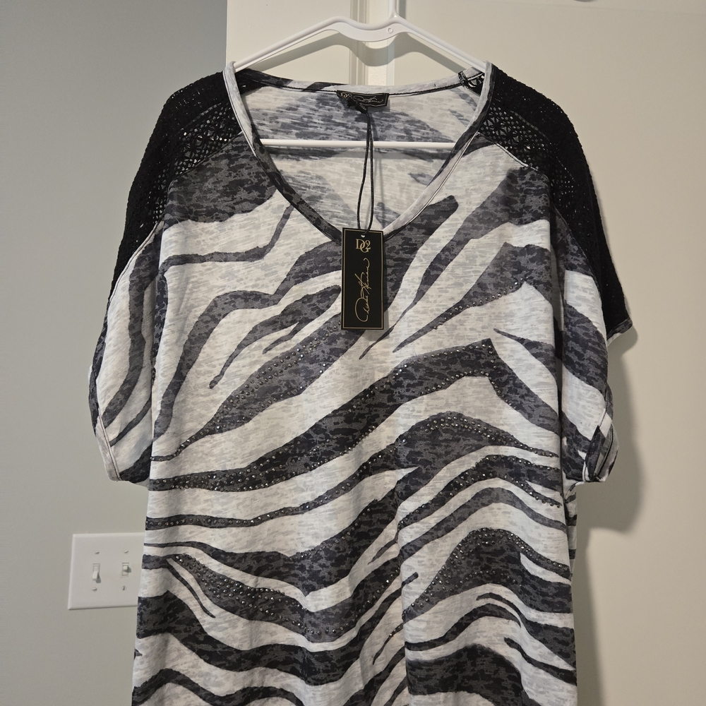 Diane Gilman Black and White Oversized Zebra Print Short Sleeve Tee